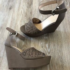Jessica Simpson New, never worn 8 Tan wedge